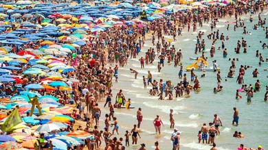 Imagen de la playa de Levante de Benidorm en julio del año pasado. GETTY