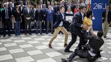 Un ciudadano grita a Rajoy 'sois la mafia' en pleno acto de precampaña