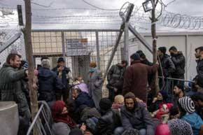ONU pide a policía griega que no use la fuerza en traslado de refugiados