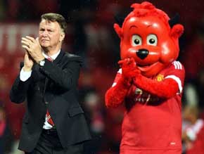 Louis van Gaal  junto a la mascota del Manchester United