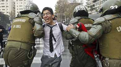 Los estudiantes chilenos volvieron a la carga con la ocupación de colegios y varias violentas protestas, en una ofensiva en contra del gobierno de Michelle Bachelet, al que le piden acelerar la ansiada reforma educativa.