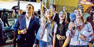 El líder de Ciudadanos, Albert Rivera, junto a Lilian Tintori, la esposa de Leopoldo López, el martes en Caracas, Venezuela. 