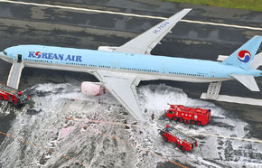 Una foto aérea muestra los pasajeros de pie cerca de un avión de Korean Air Lines. 
