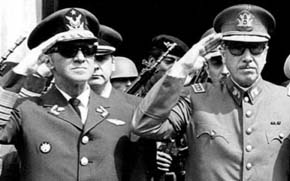 En la imagen de archivo, el dictador Augusto Pinochet (d) junto al Gral. Gustavo Leigh integrante de la Junta Militar