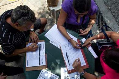Oposición venezolana recogió 1,3 millones de firmas para referendo revocatorio contra Maduro