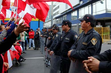 Kuczynski está más cerca de ganar presidencia de Perú con estrecho margen
 