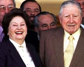 Lucia Hiriart junto al que fuera su marido, el dictador chileno Augusto Pinochet