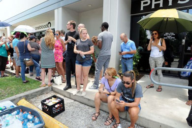 Personas hacen fila en centros médicos para donar sangre para los heridos del tiroteo en el Bar Pulse en Orlando. 