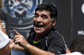 Maradona llegaba este martes a Buenos Aires para reunirse con miembros de la FIFA y la Conmebol. 