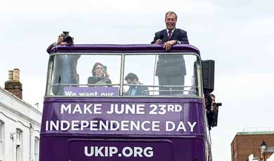 El líder del partido Ukip, Nigel Farage hace campaña por el Brexit en Sittingbourne, en Kent, el lunes.