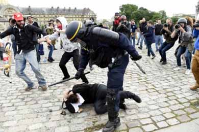 Manifestación de este martes en París contra lareforma laboral del gobierno. Los enfrentamientos dejaron más de 40 heridos