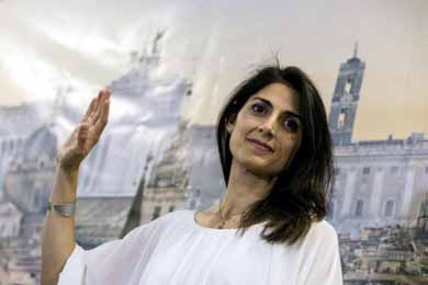 La alcaldesa elegida de Roma, Virginia Raggi, durante una prensa de conferencia en Roma. 