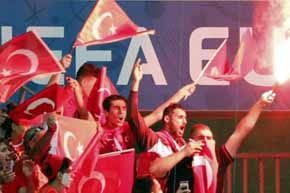 Un grupo de aficionados durante el partido España-Turquía del Grupo D de la Eurocopa de Fútbol de Francia 2016.