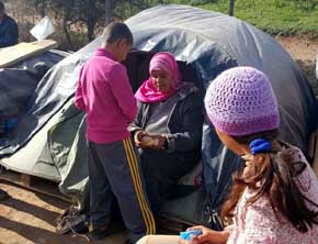 Personas refugiadas frente al CETI de Melilla en un campamento improvisado © Amnistía Internacional