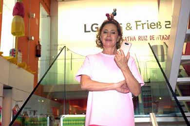 Agatha Ruiz de la Prada presenta el nuevo teléfono “Rosita” de LG