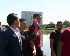 Cristiano Ronaldo pierde los estribos y lanza micrófono de periodista a un lago