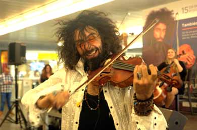 Ara Malikian y Acción contra él Hambre, unidos por los refugiados
