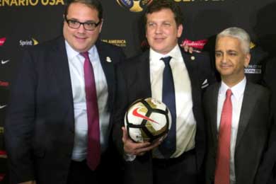 Presidente Alejandro Domínguez (C), Presidente de la Concacaf Víctor Montagliani (L) y Chairman Sunil Gulati comité organizador Copa América