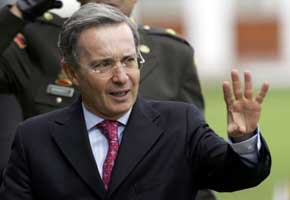 El expresidente colombiano Alvaro Uribe...