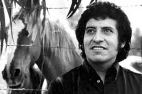 Víctor Jara fue cruelmente torturado por los militares chilenos antes de ser asesinado. Su cuerpo recibió al menos 28 balazos de fusil