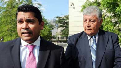 El exoficial chileno Pedro Pablo Barrientos Núñez (d) junto a su abogado a la salida de la Corte