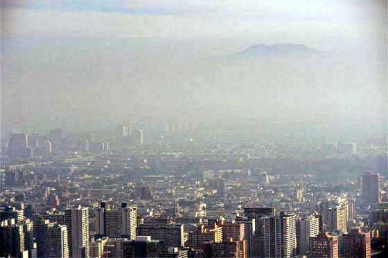 La capital chilena cubierta por una densa capa de 'smog'