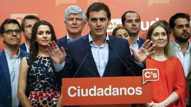 Ciudadanos presiona a Rajoy y a socialistas para negociar a tres bandas