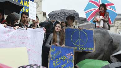 Miles de personas participaron ayer en una protesta en la plaza de Trafalgar de Londres en contra de la decisión de que el Reino Unido abandone la Unión Europea (UE)