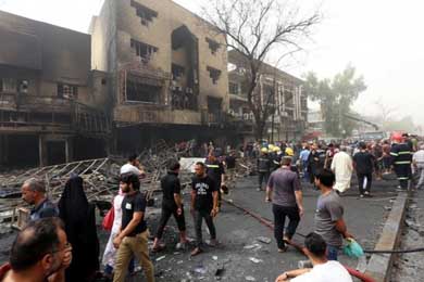 Familias buscan entre lágrimas y humo a sobrevivientes del atentado en Bagdad