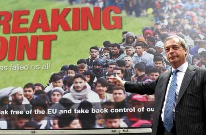 La polémica por su cartel con una hilera de refugiados amenazando hipotéticamente al Reino Unido no le hizo perder apoyos