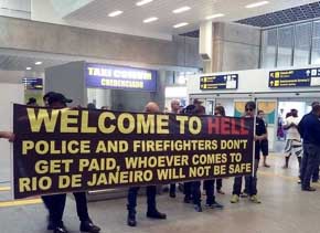 Brasil: 'Bienvenidos al infierno': policías de Río reciben a turistas con protestas