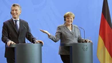 El presidente argentino, Mauricio Macri, recibió este martes un espaldarazo de la canciller alemana, Angela Merkel, por su política de estrechar lazos comerciales y abrirse a la inversión extranjera.