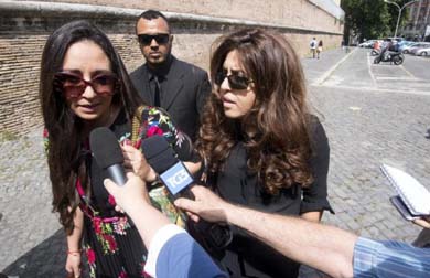 Francesca Chaouqui (d), una de las acusadas, y su abogada Laura Sgró (i). 

