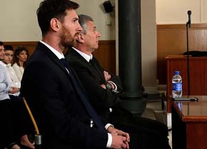 Messi y su padre durante el juicio