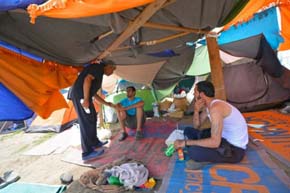 Migrantes permanecen en un refugio temporal en el lado serbio de la frontera con Hungría. 