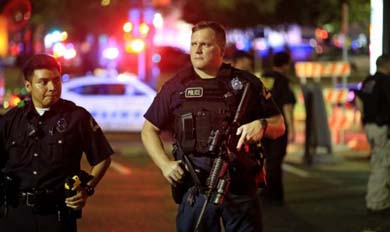 Policía de Dallas mantiene a dos personas en custodia por tiroteo contra agentes