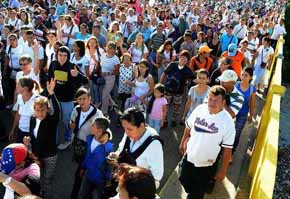 Venezolanos cruzan un puente de San Antonio de Táchira hacia Cúcuta, Colombia.