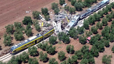 Algunos vagones de los dos trenes quedaron totalmente destrozados tras la coalición de trenes en Italia.
