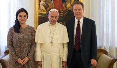 El papa Francisco flanqueado por el estadounidense Greg Burke,  y
la española Paloma Gómez Ovejero
