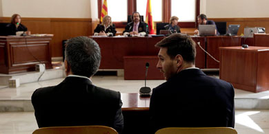 Messi y su padre durante el juicio (imagen de archivo)