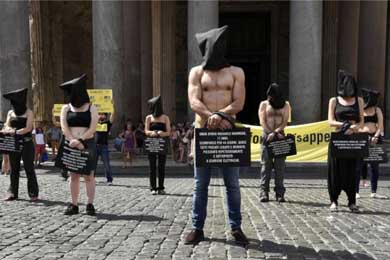 Manifestantes protestaron en el centro de Roma por las desapariciones ocurridas en Egipto, entre ellas la de una estudiante italiano: Giulio Regeni. 