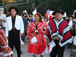 Representantes de la colectividad chilena vestidos con sus trajes típicos (Foto: Juan Ignacio Vera)