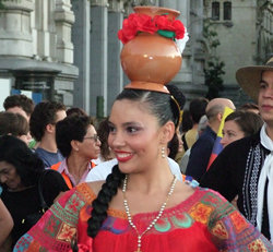La gracia  y el colorido de los bailes paraguayos llamaron la atención de los asistentes al desfile… (Foto: Juan Ignacio Vera)