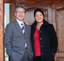 Alberto y Keiko Fujimori. Padre e hija se apoyan mutuamente.