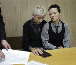 Irina Fedotova-Fet, derecha, e Irina Shipitko en un tribunal de Moscú el martes 6 de octubre del 2009. 