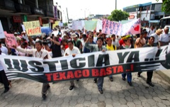 16 años de lucha llevan los indígenas de la amazonía ecuatoriana contra el gigante petrolero norteamericano Texaco-Chevrón

