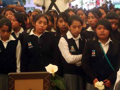 Alumnas de un centro de educación secundaria, durante un funeral por un estudiante asesinado en julio de 2014, en un pueblo del estado de Puebla, en México. Crédito: Daniela Pastrana /IPS
