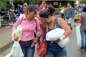 Venezolanos llegan a Colombia en busca de alimentos y medicinas