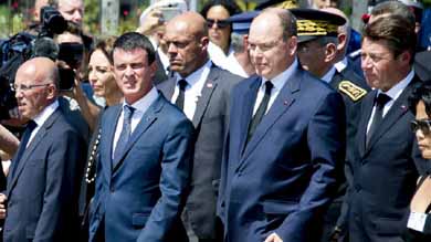 Valls permaneció imperturbable ante la ola de abucheos e insultos que recibió en Niza.