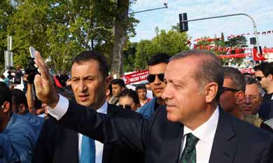 Un gobernador, 29 exgobernadores, 52 responsables de distritos, registradores, asesores judiciales y 12 conserjes perdieron sus cargos en Turquía.
